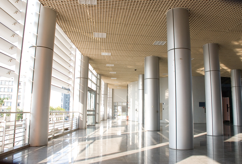 What factors affect the price of aluminum honeycomb panels?