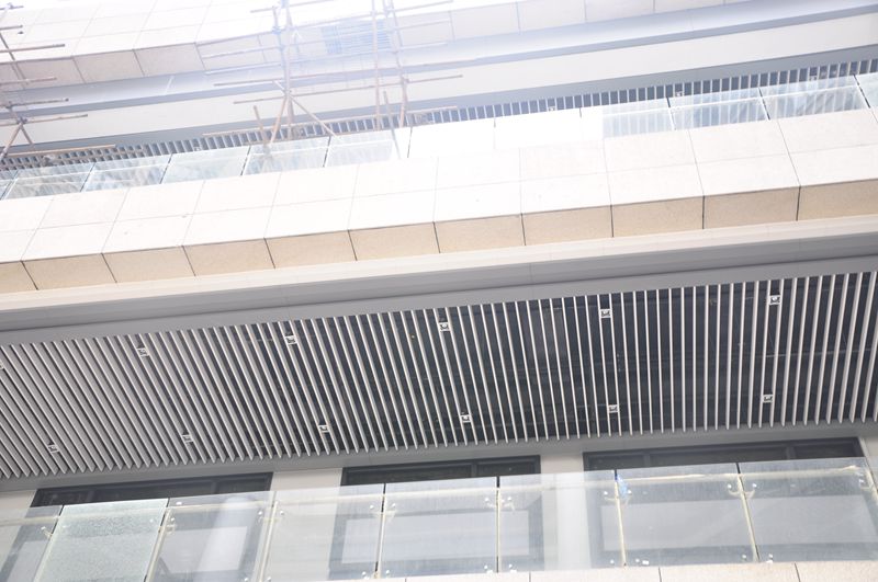 Case of aluminum veneer with column
