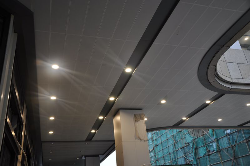 Case of aluminum veneer with column